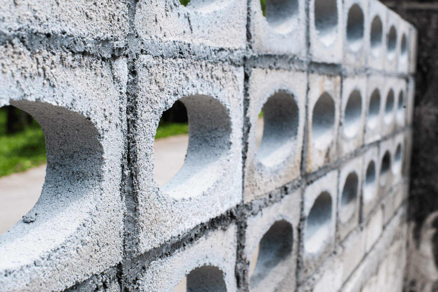 concrete blocks vs breeze blocks 