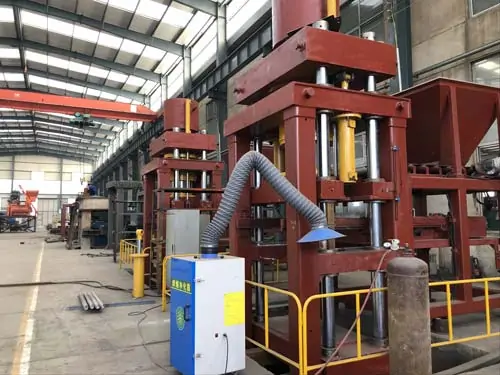 Machine à briques lontto-hydraulique