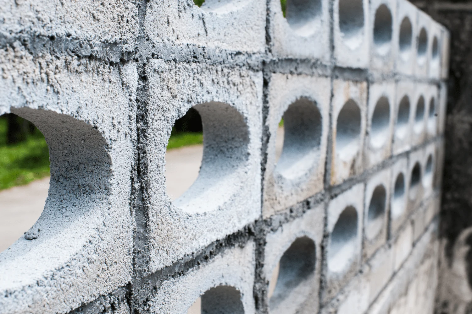 concrete blocks vs breeze blocks 
