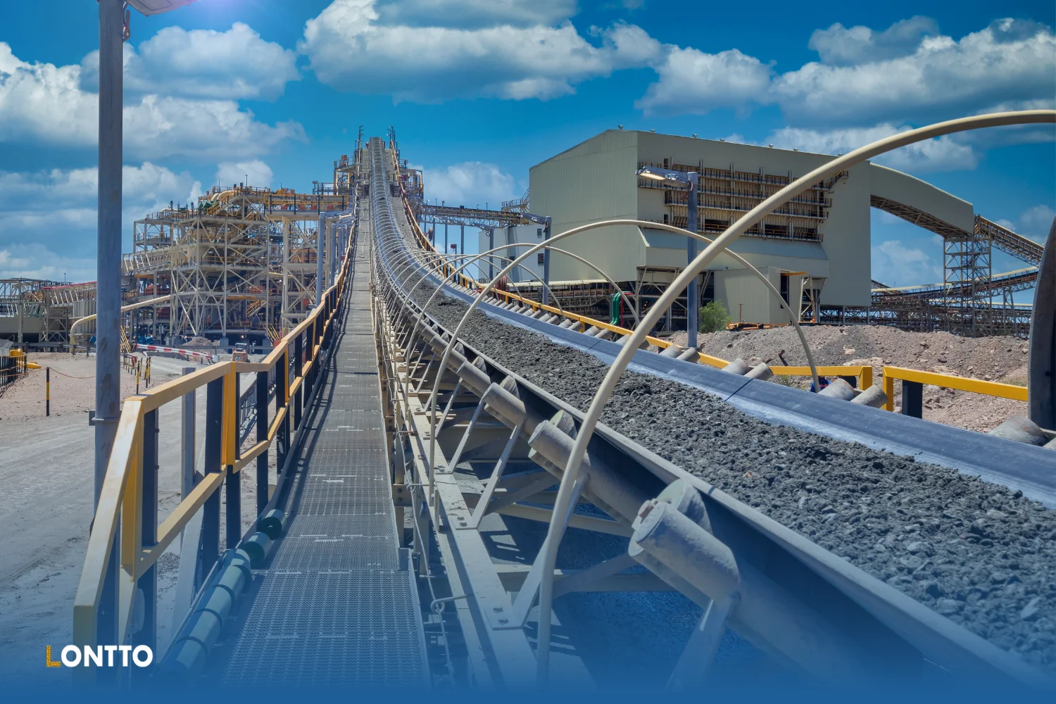 Comment la tension de la bande affecte-t-elle l'efficacité d'un système de transport ?