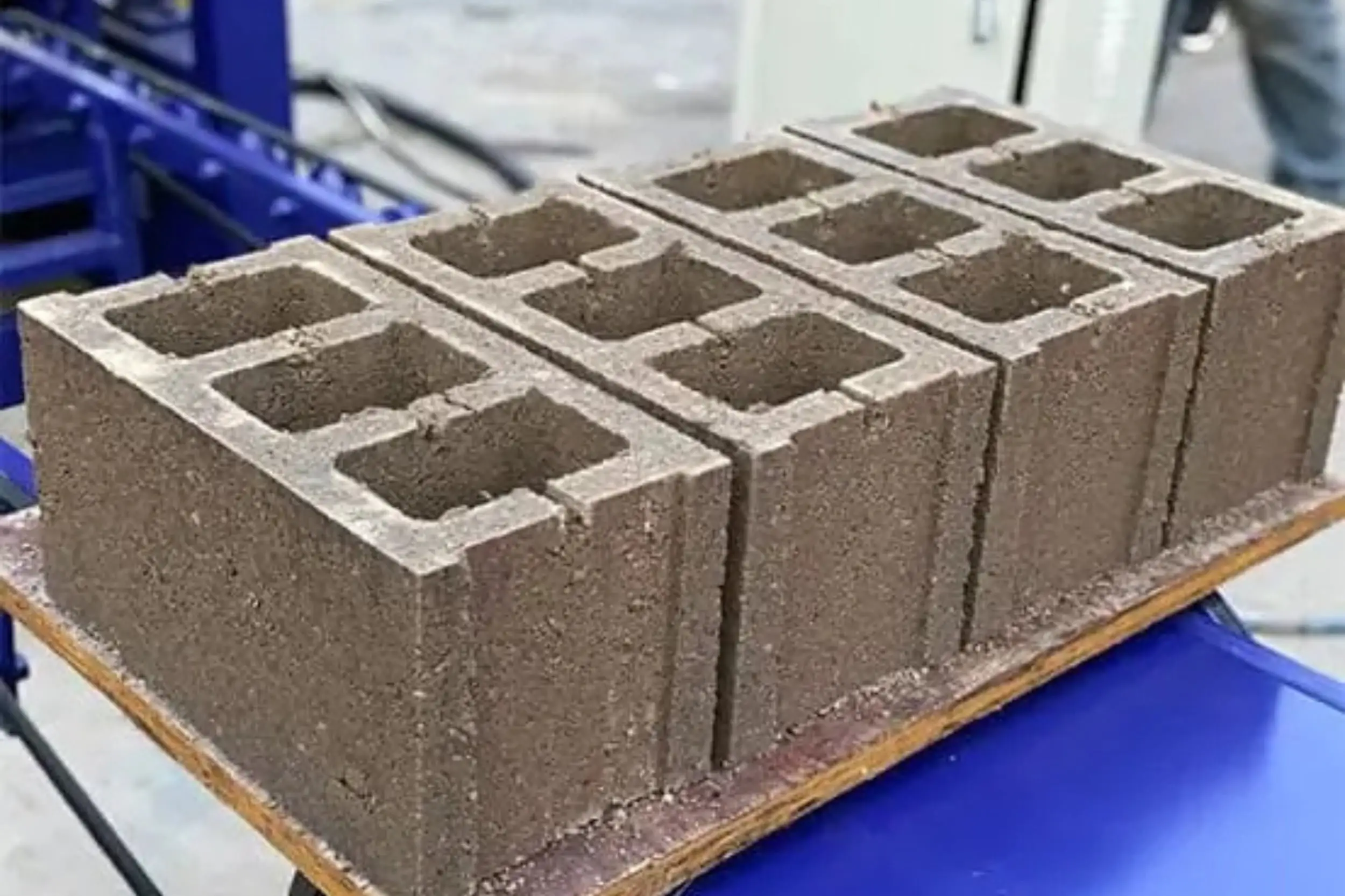 máquina de fabricación de bloques de hormigón móvil frente a estacionaria